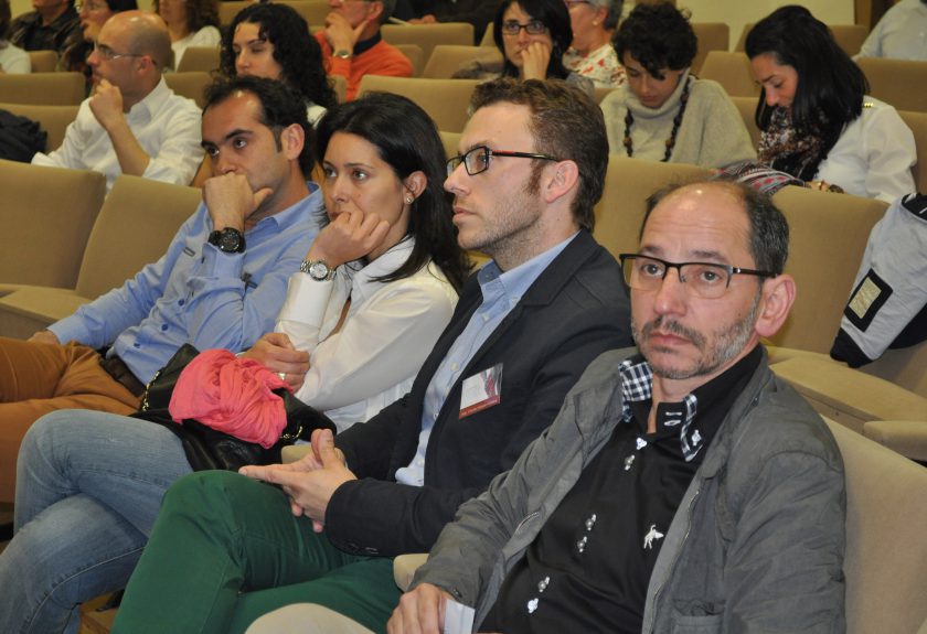 El equipo de Surbone entre los asistentes a la Jornada de actualización de conceptos en patologías de rodilla.