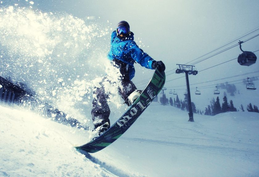 Para practicar snowboard o esquí y prevenir lesiones, es importante hacer un buen calentamiento.