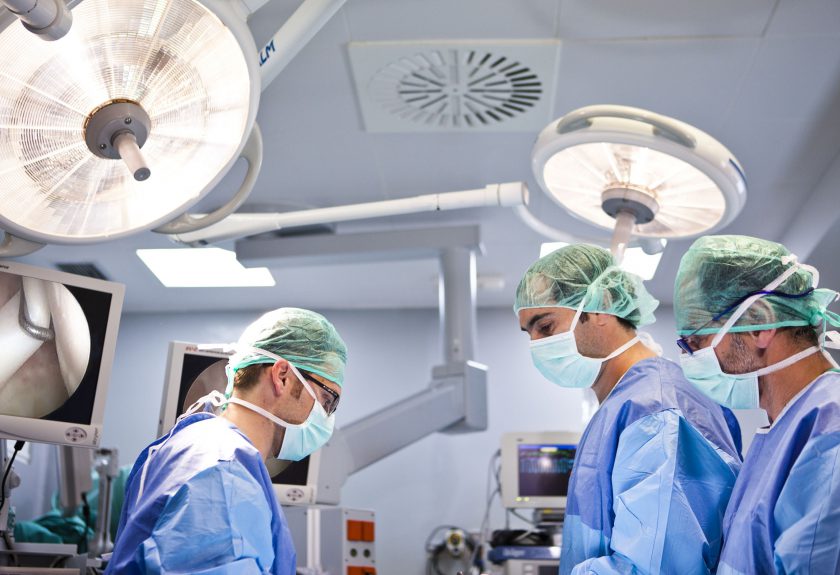 Equipo médico de Surbone, en A Coruña, son traumatólogos expertos en artroscopia de cadera